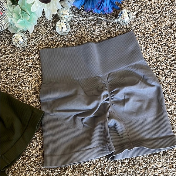 Green and Gray High-Waisted Shorts Set - Picture 9 of 10